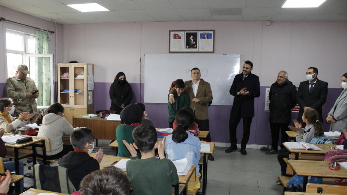 Kaymakamımız ve Erciş Belediye Başkan Vekili Dr.Nuri Mehmetbeyoğlu'nun okulumuzu ziyareti.